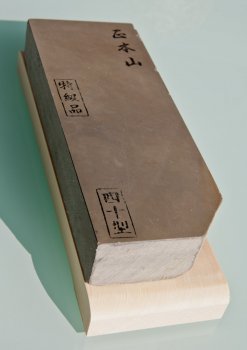 Awaseto Sho-Honyama auf Holzsockel ca. 35mm Grade B