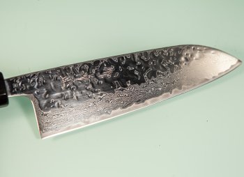 Tsunehisa AUS10 Tsuchime Damascus Wa-Santoku 170mm grau stabilisiert/Bffelhorn