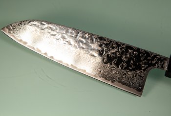 Tsunehisa AUS10 Tsuchime Damascus Wa-Santoku 170mm grau stabilisiert/Bffelhorn