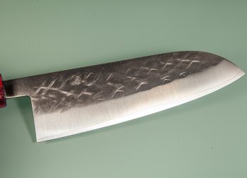 Tadafusa S-43 Wa-Santoku 170mm Hammered SLD rot stabilisiert