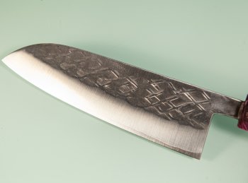 Tadafusa S-43 Wa-Santoku 170mm Hammered SLD rot stabilisiert