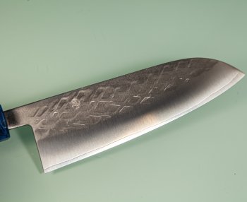 Tadafusa S-43 Wa-Santoku 170mm Hammered SLD blau stabilisiert