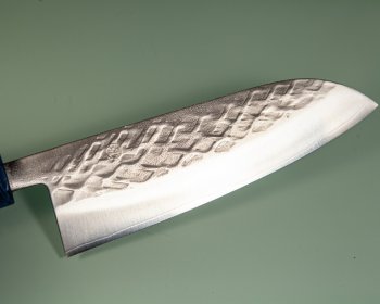 Tadafusa S-43 Wa-Santoku 170mm Hammered SLD blau stabilisiert