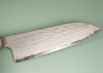 Nigara VG-XEOS Tsuchime Damascus Wa-Santoku 170mm Rosenholz/helles Bffelhorn