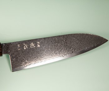 Hatsukokoro Ryuhyo KurozomeSG2 Damascus Wa-Santoku 175mm