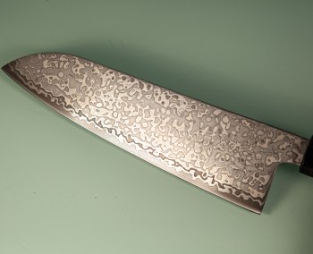 Hatsukokoro Hikari SLD Damascus Kurozome Wa-Santoku 170mm Teak